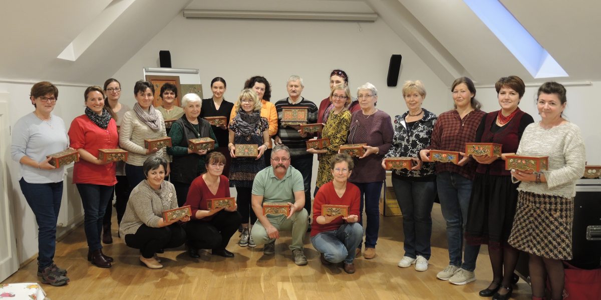 Bútorfestő kiállításmegnyitó a Duna-Házban 2019. november 20-án (Fotó: Fodor Tibor) Bútorfestő kiállításmegnyitó a Duna-Házban 2019. november 20-án (Fotó: Fodor Tibor)